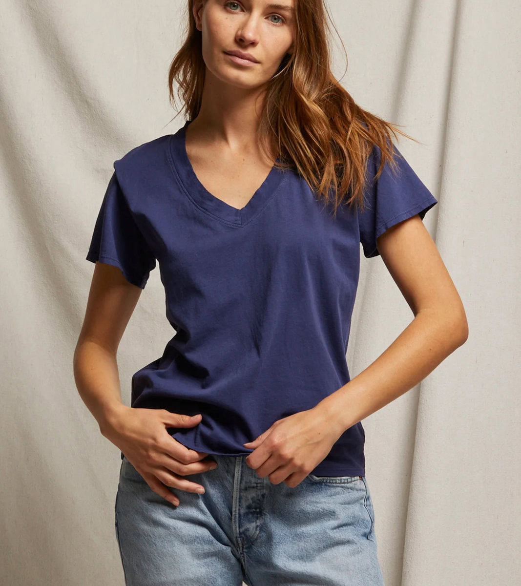 HENDRIX COTTON BOXY V NECK TEE