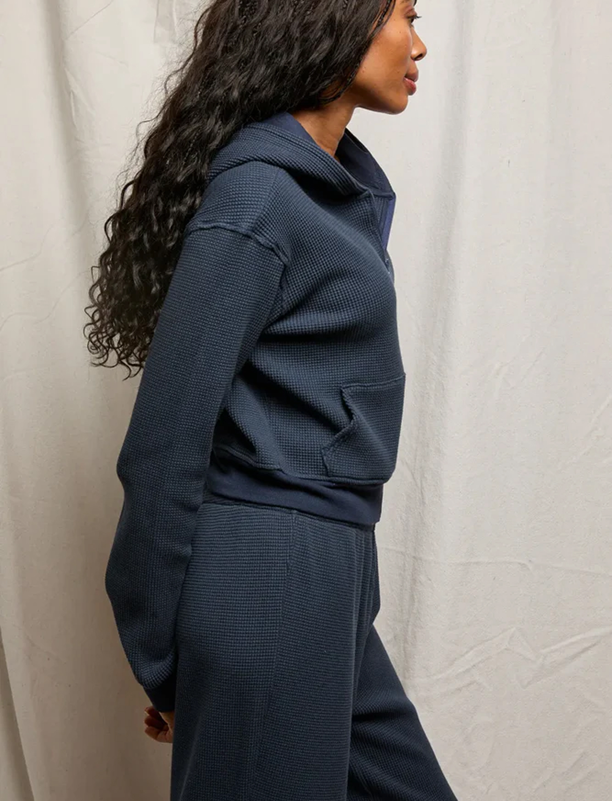 INEZ WAFFLE RELAXED ZIP UP CROPPED HOODIE – תמונה 7