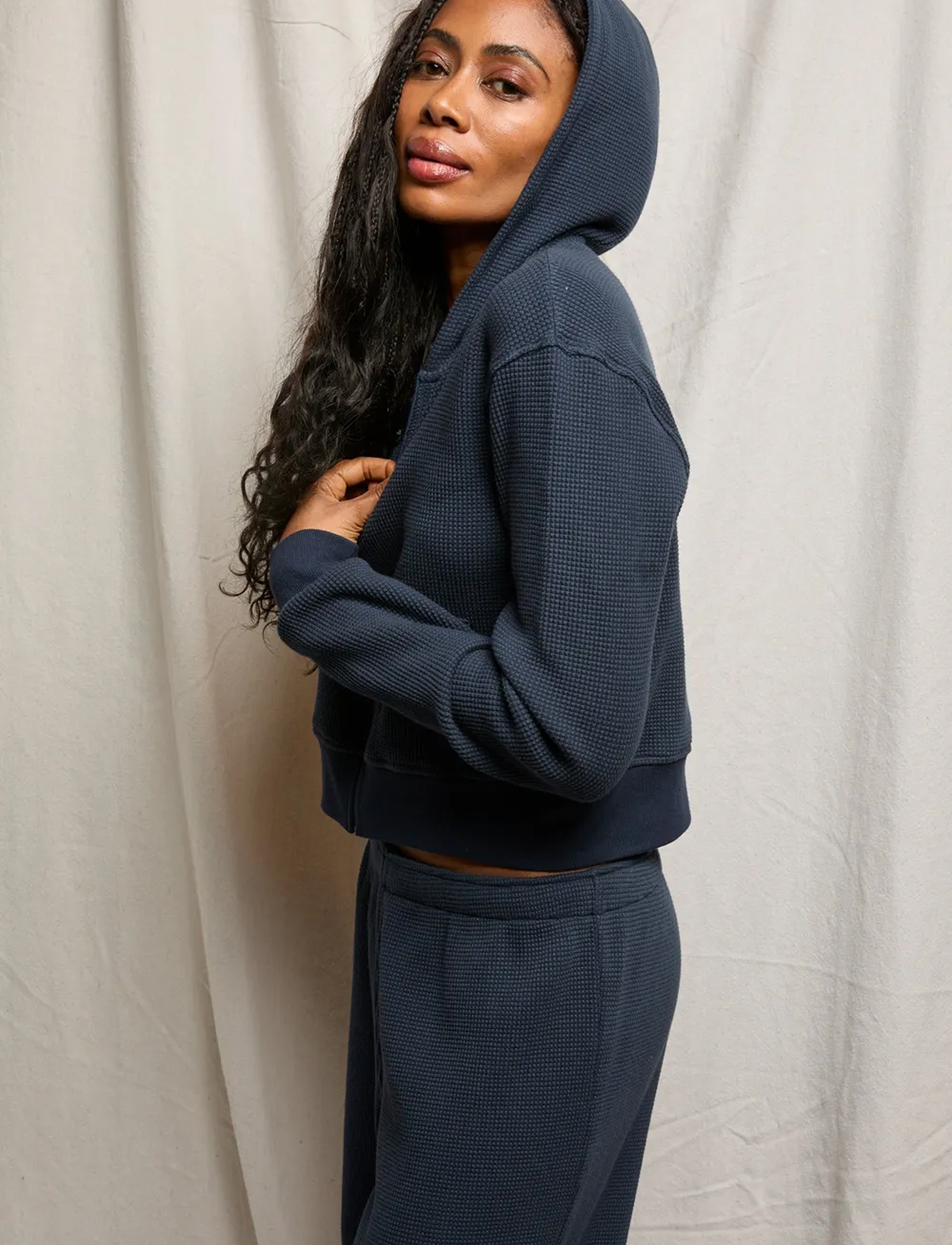 INEZ WAFFLE RELAXED ZIP UP CROPPED HOODIE – תמונה 4