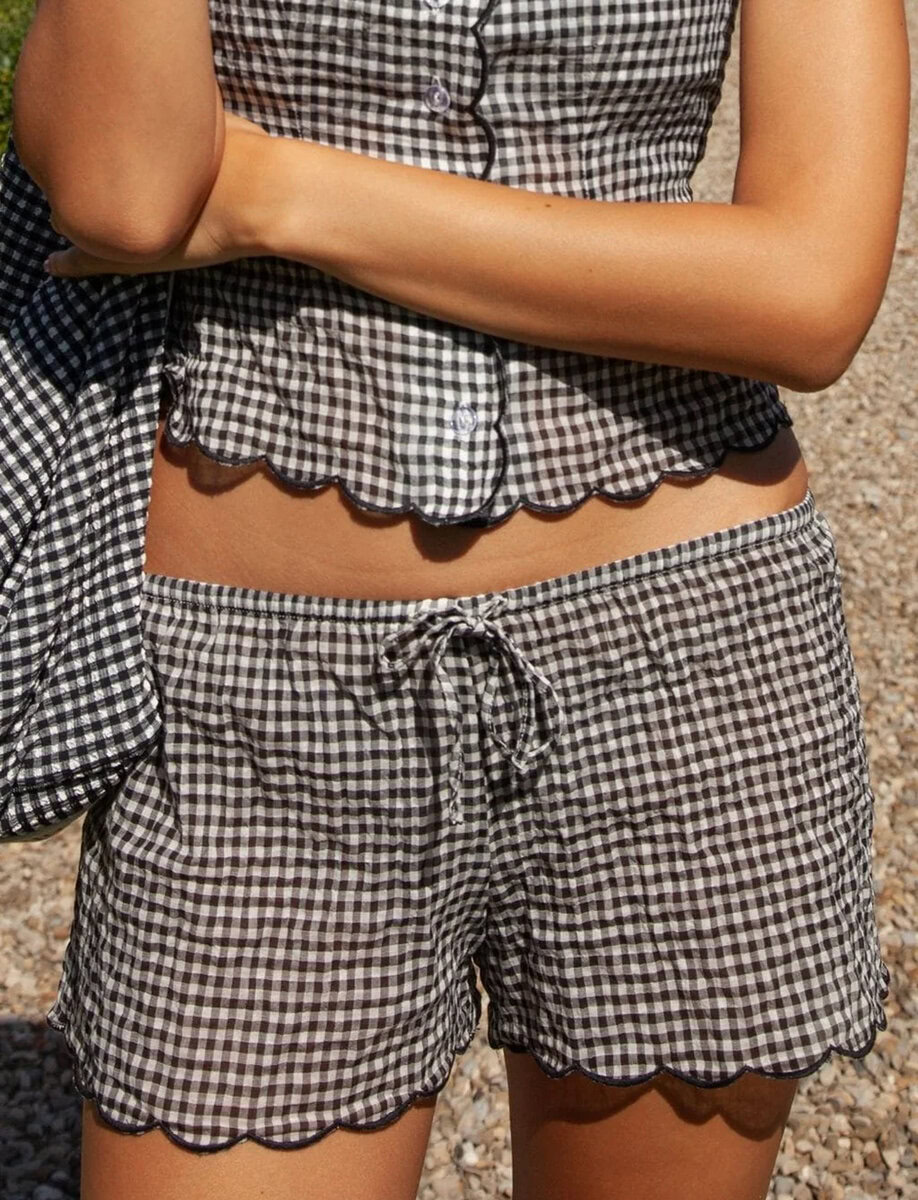 SCALLOPED LOW-RISE SHORT | BLACK /WHITE GINGHAM
