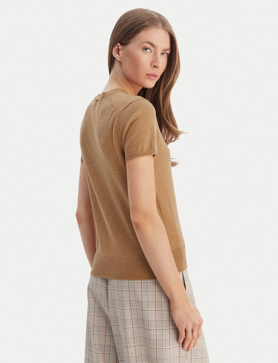 LOGO KNIT T-SHIRT | BEIGE – תמונה 3