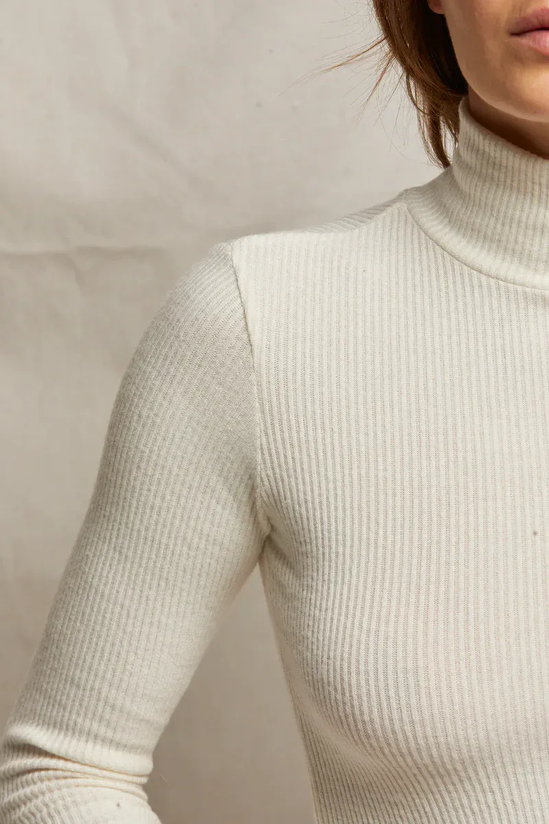 NOELLE RIB TURTLENECK – תמונה 5